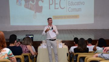 Colaboradores participam da apresentação da rota de implementação da versão atualizada do Projeto Educativo Comum (PEC)