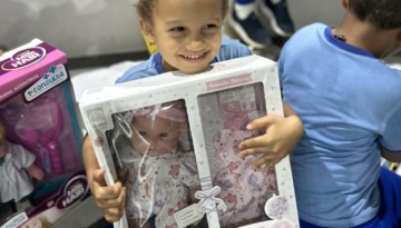Jesuítas doa centenas de brinquedos e itens de material escolar para crianças da Nhá Chica